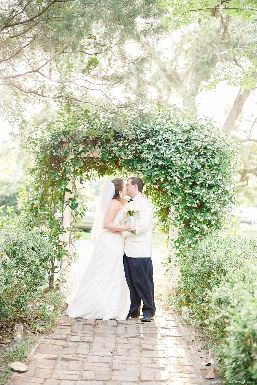 Wedding at the Old Place La Maison in Gautier Mississippi photographed by Jennie Tewell Photography 0033